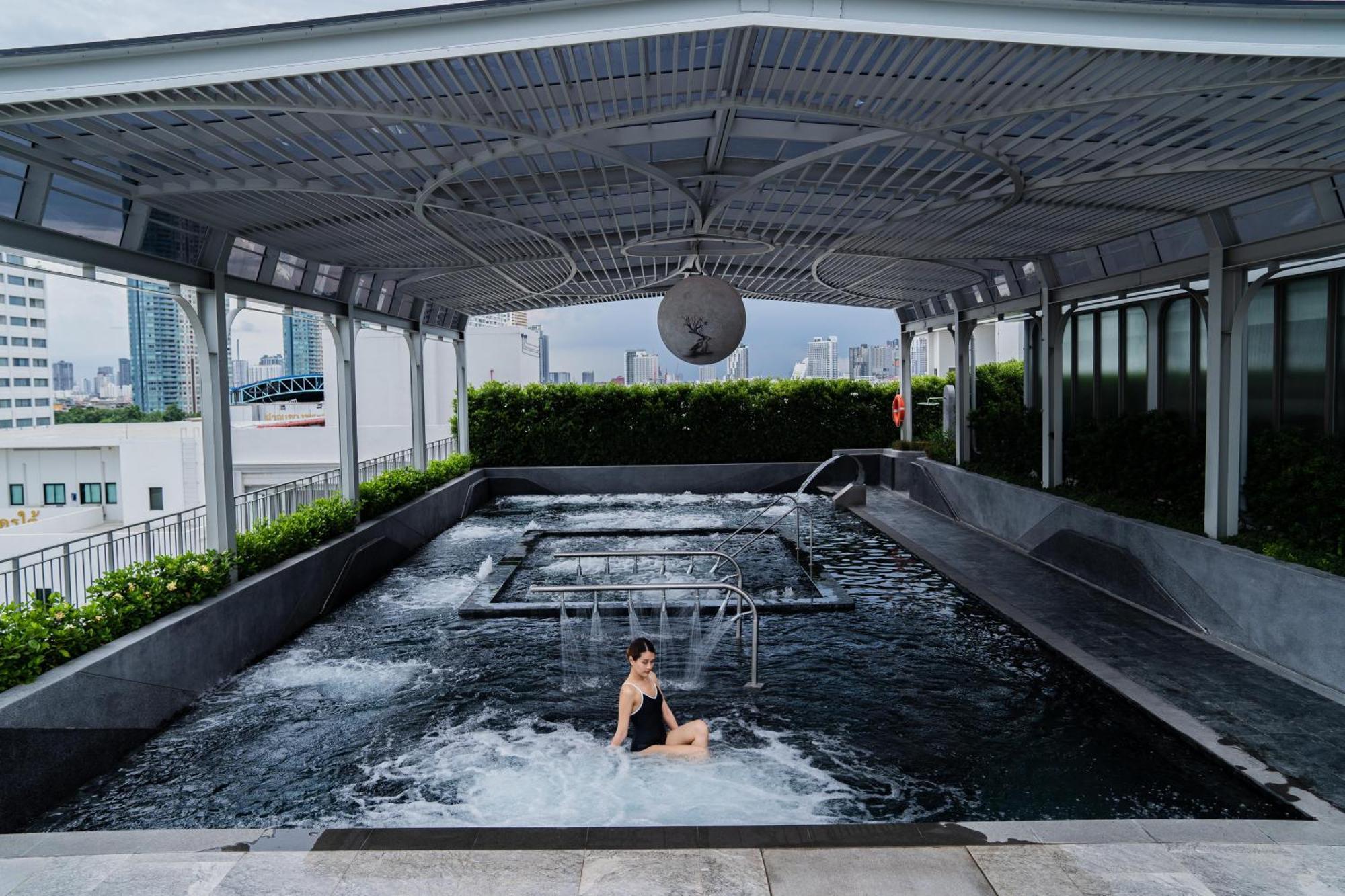 The Salil Hotel Riverside Бангкок Екстер'єр фото The rooftop pool at The Standard, Bangkok Sukhumvit