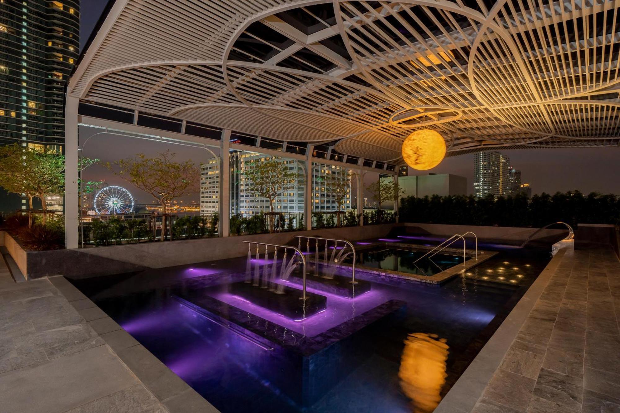 The Salil Hotel Riverside Бангкок Екстер'єр фото The rooftop pool at the hotel