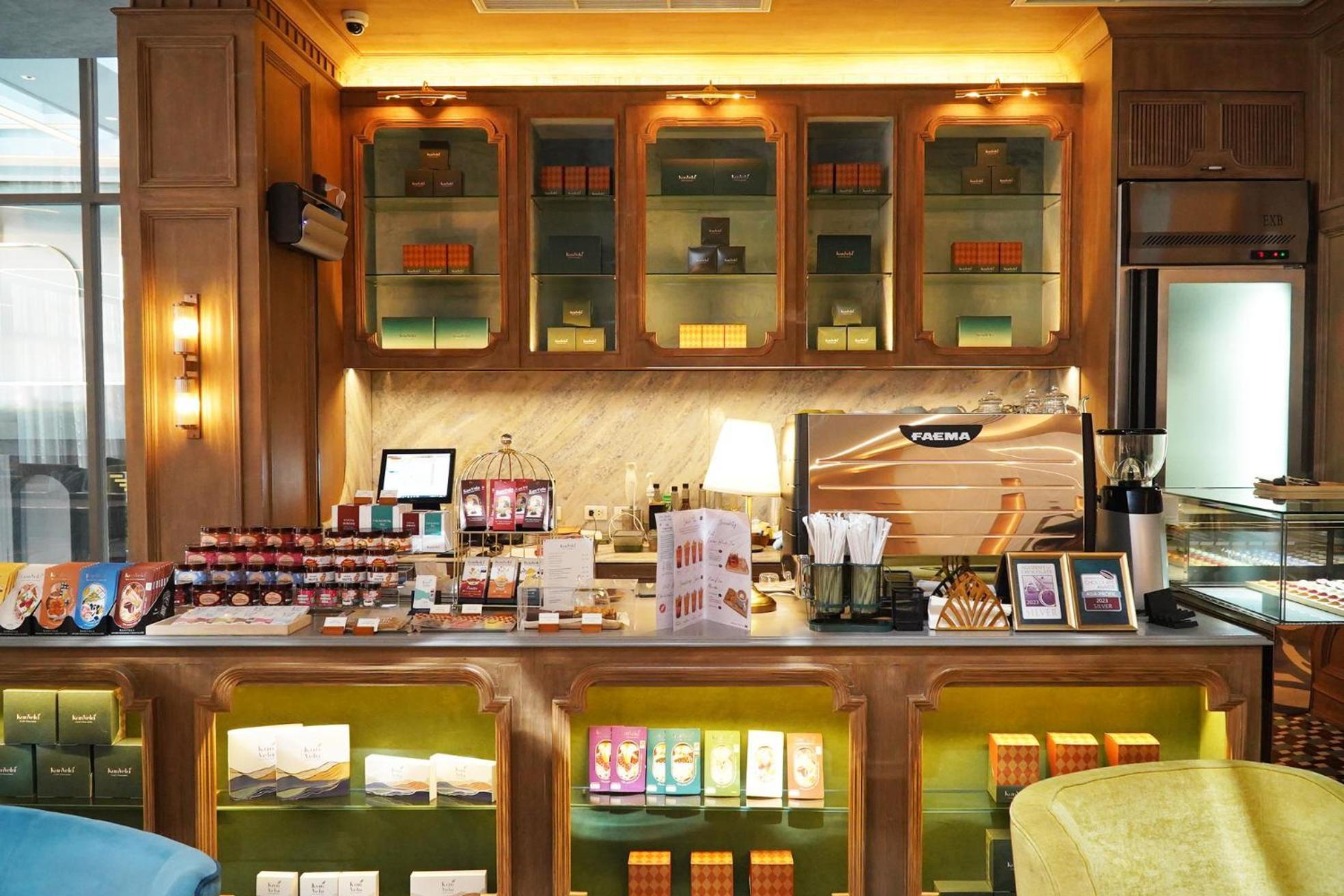 The Salil Hotel Riverside Бангкок Екстер'єр фото A tea bar in Hong Kong