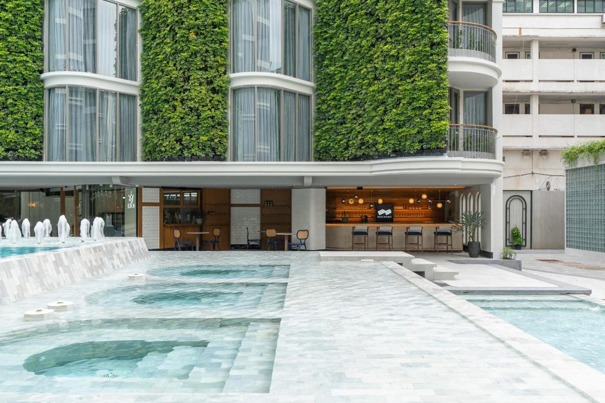 The Salil Hotel Riverside Бангкок Екстер'єр фото The hotel's pool