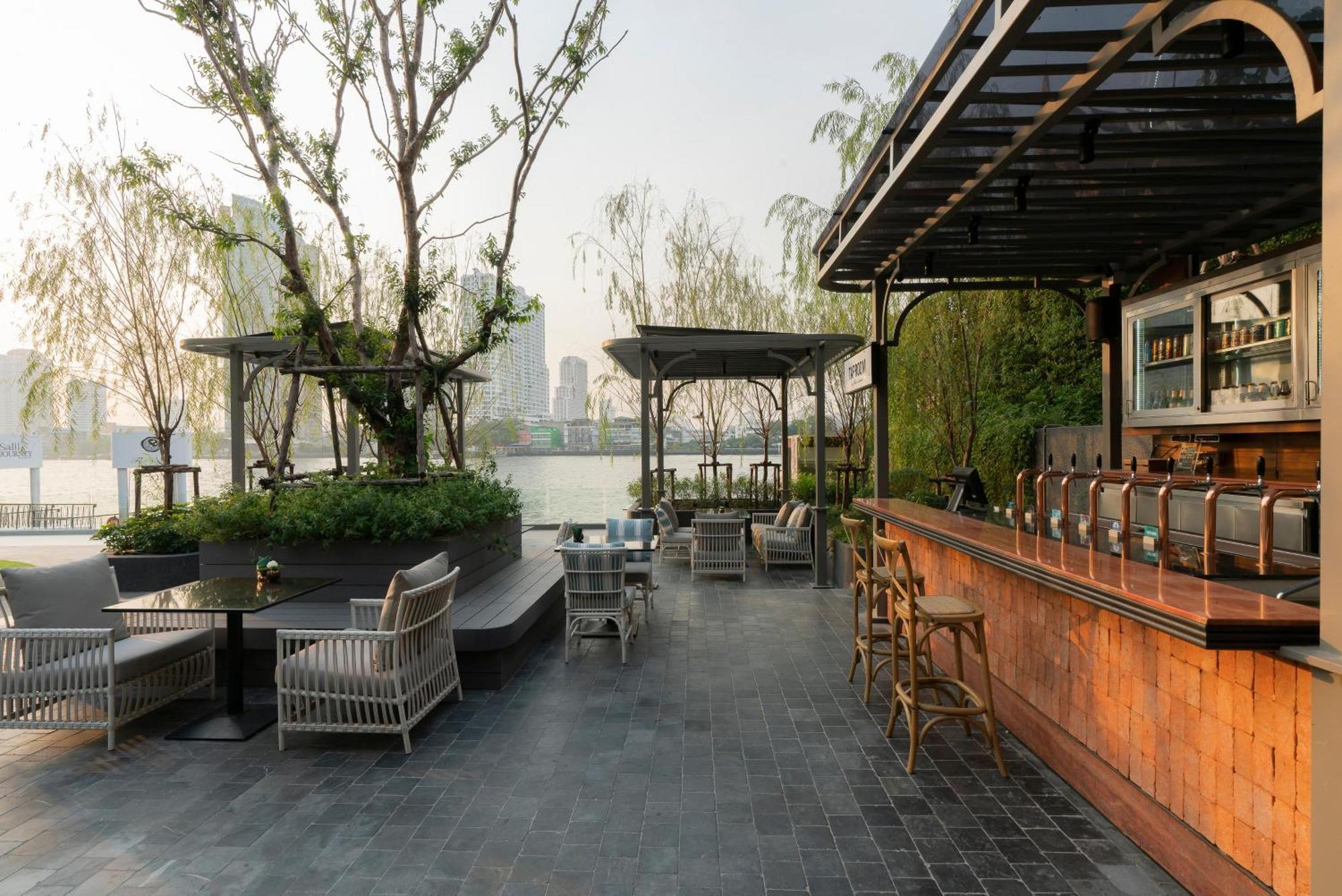 The Salil Hotel Riverside Бангкок Екстер'єр фото The bar at the rooftop of the hotel