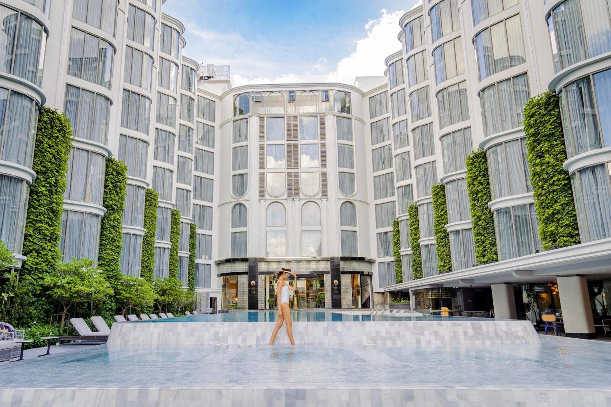 The Salil Hotel Riverside Бангкок Екстер'єр фото The hotel's courtyard